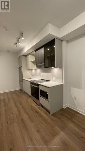 331 - 395 Dundas Street W, Oakville, ON - Indoor Photo Showing Kitchen