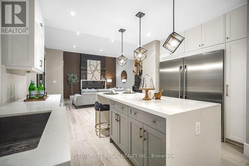 536 Sandmere Place, Oakville, ON - Indoor Photo Showing Kitchen With Upgraded Kitchen