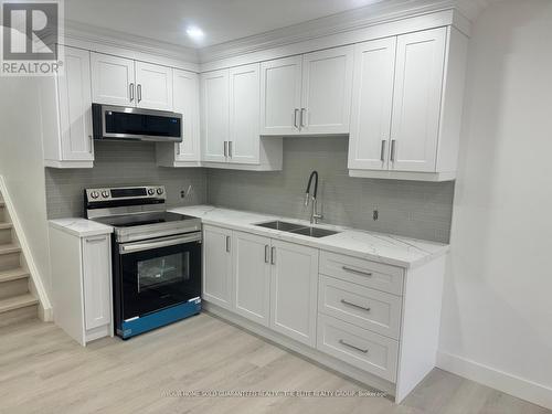 Main - 3276 Victory Crescent, Mississauga, ON - Indoor Photo Showing Kitchen With Double Sink