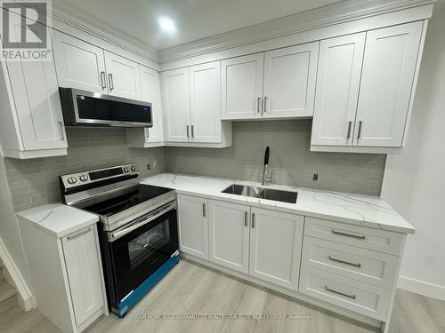 Main - 3276 Victory Crescent, Mississauga, ON - Indoor Photo Showing Kitchen