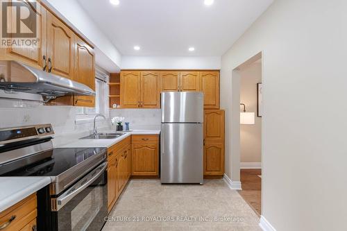 21 Jersey Avenue, Brampton, ON - Indoor Photo Showing Kitchen