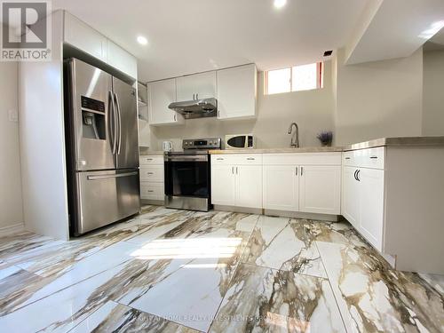 22 Milby Crescent, Bradford West Gwillimbury, ON - Indoor Photo Showing Kitchen