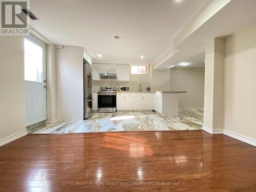 22 Milby Crescent, Bradford West Gwillimbury, ON - Indoor Photo Showing Kitchen