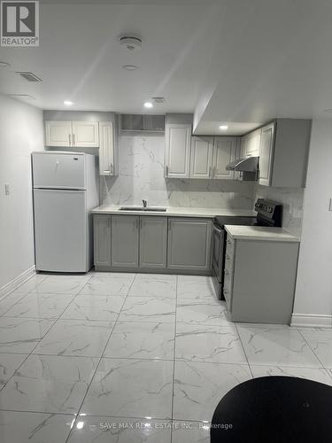 11 Moss Way, Brampton, ON - Indoor Photo Showing Kitchen