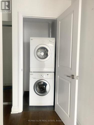 901 - 7890 Bathurst Street, Vaughan, ON - Indoor Photo Showing Laundry Room