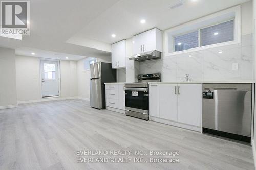 21 Kenneth Ross Bend, East Gwillimbury, ON - Indoor Photo Showing Kitchen