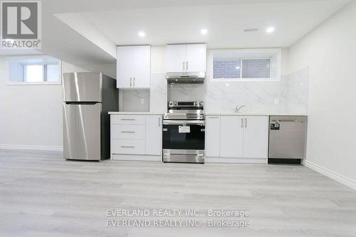 21 Kenneth Ross Bend, East Gwillimbury, ON - Indoor Photo Showing Kitchen