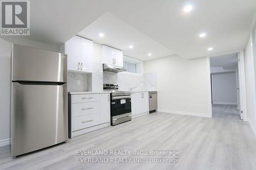 21 Kenneth Ross Bend, East Gwillimbury, ON - Indoor Photo Showing Kitchen