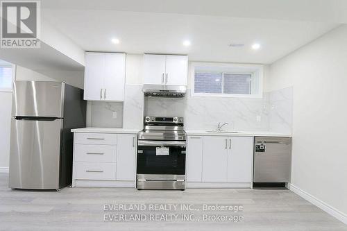 21 Kenneth Ross Bend, East Gwillimbury, ON - Indoor Photo Showing Kitchen