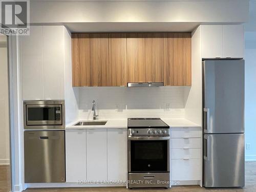 1708 - 30 Upper Mall Way, Vaughan, ON - Indoor Photo Showing Kitchen