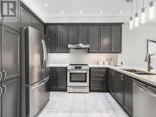 94 Barrow Avenue, Bradford West Gwillimbury, ON - Indoor Photo Showing Kitchen With Stainless Steel Kitchen With Double Sink With Upgraded Kitchen