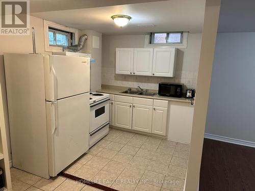 20 Mandel Crescent, Richmond Hill, ON - Indoor Photo Showing Kitchen With Double Sink