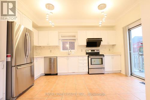 74 Colonial Crescent, Richmond Hill, ON - Indoor Photo Showing Kitchen