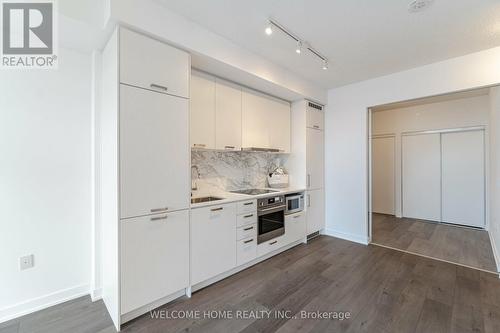 1019 - 38 Honeycrisp Crescent, Vaughan, ON - Indoor Photo Showing Kitchen