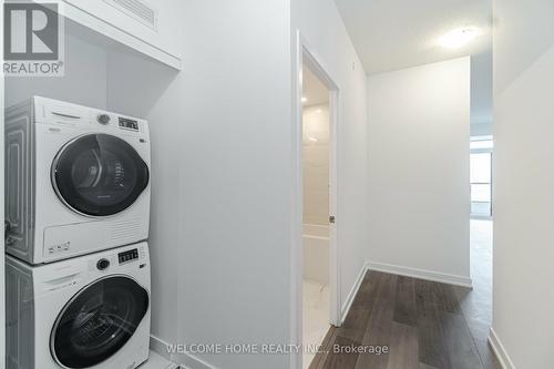 1019 - 38 Honeycrisp Crescent, Vaughan, ON - Indoor Photo Showing Laundry Room