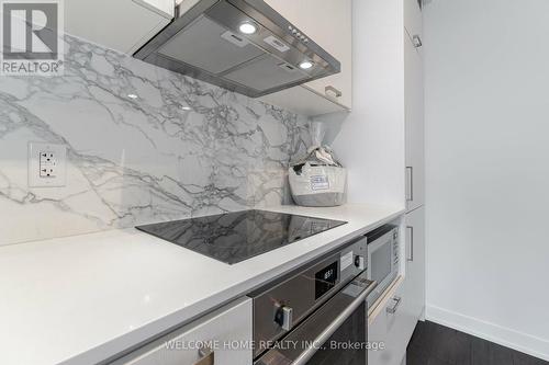 1019 - 38 Honeycrisp Crescent, Vaughan, ON - Indoor Photo Showing Kitchen