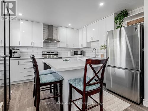 259 Axminster Drive, Richmond Hill, ON - Indoor Photo Showing Kitchen With Upgraded Kitchen