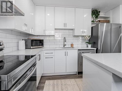 259 Axminster Drive, Richmond Hill, ON - Indoor Photo Showing Kitchen With Upgraded Kitchen