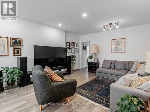 259 Axminster Drive, Richmond Hill, ON - Indoor Photo Showing Living Room