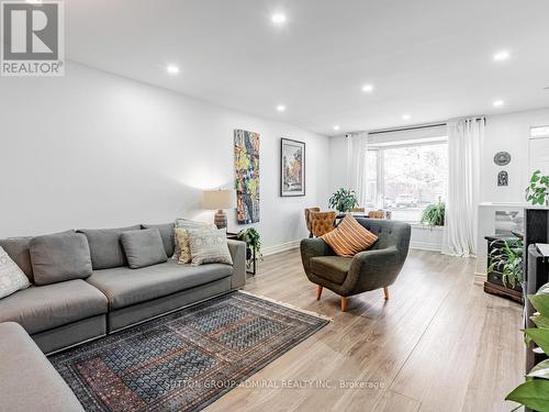 259 Axminster Drive, Richmond Hill, ON - Indoor Photo Showing Living Room