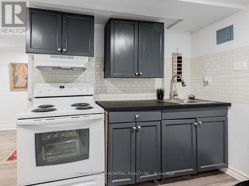 259 Axminster Drive, Richmond Hill, ON - Indoor Photo Showing Kitchen