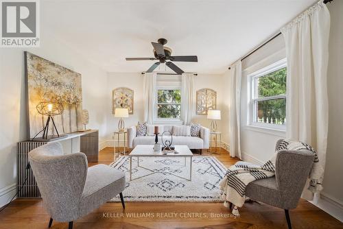 312 Aurora Heights Drive, Aurora, ON - Indoor Photo Showing Living Room