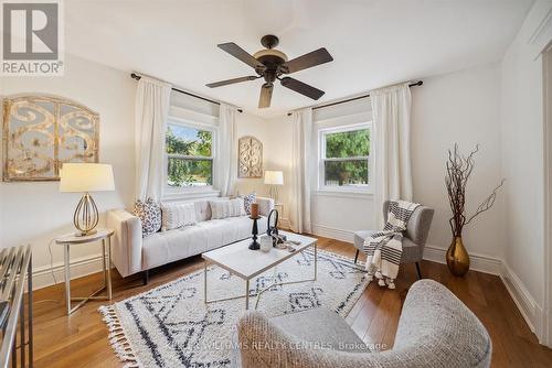 312 Aurora Heights Drive, Aurora, ON - Indoor Photo Showing Living Room