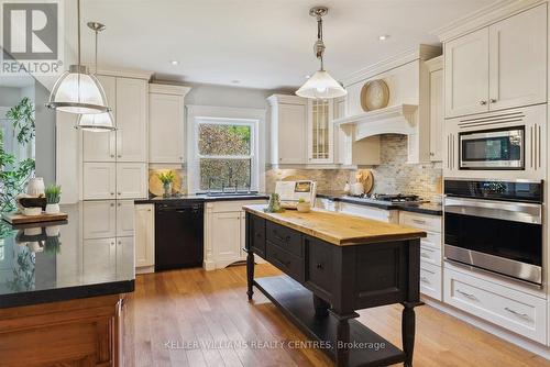 312 Aurora Heights Drive, Aurora, ON - Indoor Photo Showing Kitchen With Upgraded Kitchen