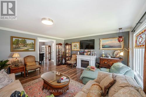 17 Sumach Drive, Georgina, ON - Indoor Photo Showing Living Room