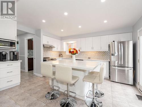 40 Mandel Crescent, Richmond Hill, ON - Indoor Photo Showing Kitchen With Upgraded Kitchen