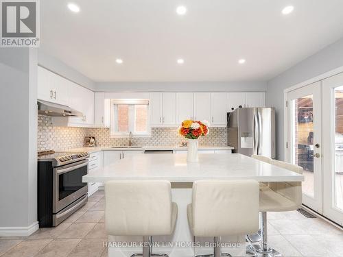 40 Mandel Crescent, Richmond Hill, ON - Indoor Photo Showing Kitchen With Upgraded Kitchen