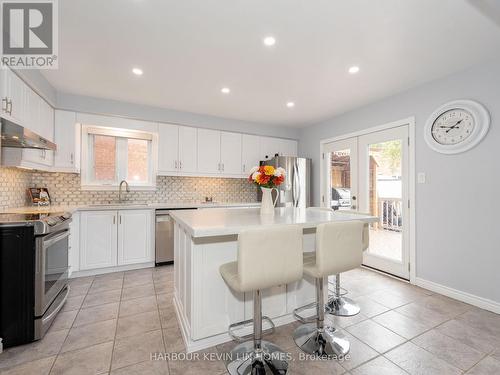 40 Mandel Crescent, Richmond Hill, ON - Indoor Photo Showing Kitchen With Upgraded Kitchen