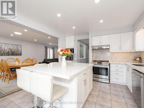 40 Mandel Crescent, Richmond Hill, ON - Indoor Photo Showing Kitchen With Upgraded Kitchen