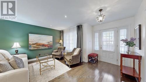 26 Victory Drive, East Gwillimbury, ON - Indoor Photo Showing Living Room