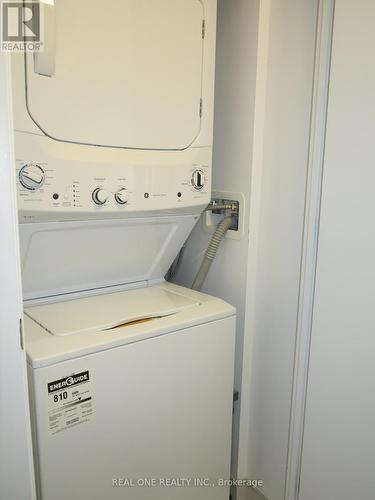 3002 - 2221 Yonge Street, Toronto, ON - Indoor Photo Showing Laundry Room