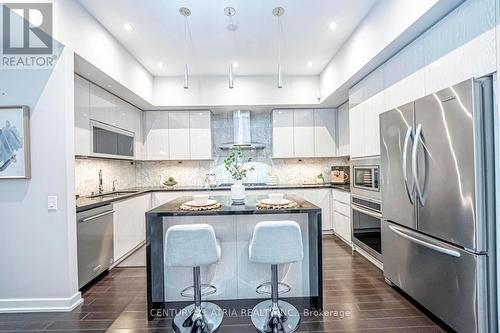 Th03 - 129 Mcmahon Drive, Toronto, ON - Indoor Photo Showing Kitchen With Upgraded Kitchen