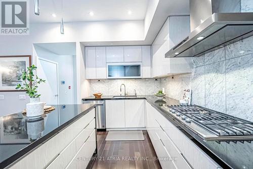 Th03 - 129 Mcmahon Drive, Toronto, ON - Indoor Photo Showing Kitchen With Upgraded Kitchen