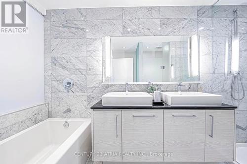 Th03 - 129 Mcmahon Drive, Toronto, ON - Indoor Photo Showing Bathroom