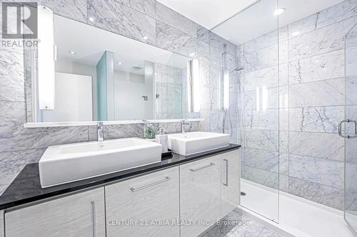 Th03 - 129 Mcmahon Drive, Toronto, ON - Indoor Photo Showing Bathroom