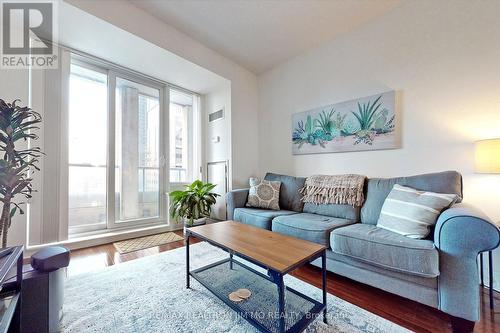 1602 - 35 Balmuto Street, Toronto, ON - Indoor Photo Showing Living Room