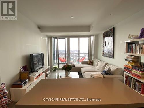 5709 - 7 Grenville Street, Toronto, ON - Indoor Photo Showing Living Room