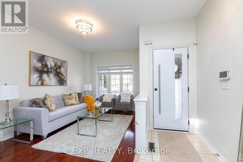 111 Knowles Drive, Toronto, ON - Indoor Photo Showing Living Room