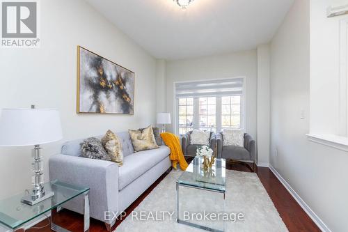 111 Knowles Drive, Toronto, ON - Indoor Photo Showing Living Room