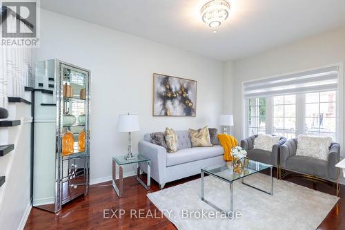 111 Knowles Drive, Toronto, ON - Indoor Photo Showing Living Room