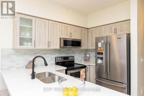 111 Knowles Drive, Toronto, ON - Indoor Photo Showing Kitchen With Double Sink With Upgraded Kitchen