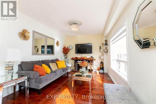 111 Knowles Drive, Toronto, ON - Indoor Photo Showing Living Room