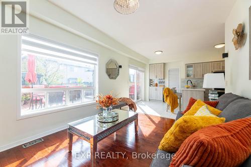 111 Knowles Drive, Toronto, ON - Indoor Photo Showing Living Room