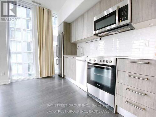 1907 - 28 Wellesley Street E, Toronto, ON - Indoor Photo Showing Kitchen