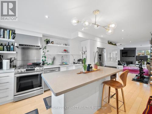 13A - 570 Wellington Street W, Toronto, ON - Indoor Photo Showing Kitchen