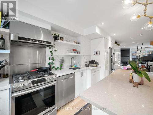 13A - 570 Wellington Street W, Toronto, ON - Indoor Photo Showing Kitchen